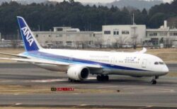 全日空の機内で、飛行中に乗客が非常口を開けようとし、緊急着陸