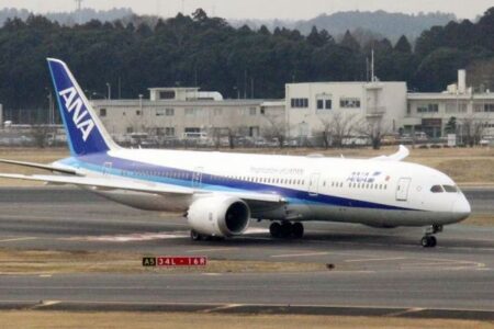 全日空の機内で、飛行中に乗客が非常口を開けようとし、緊急着陸