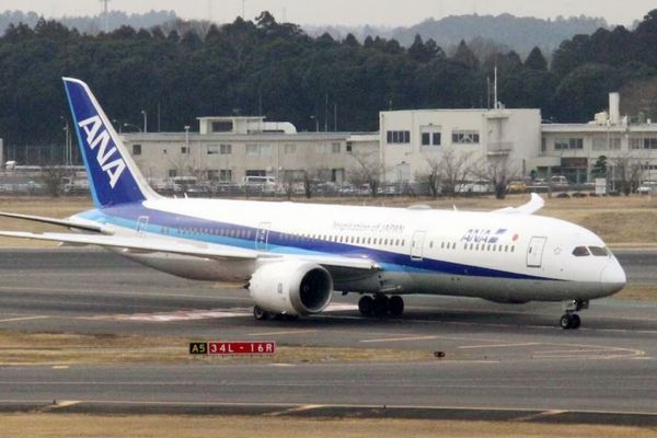 全日空の機内で、飛行中に乗客が非常口を開けようとし、緊急着陸