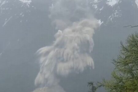 アルプスの氷河が崩壊し、麓の村が壊滅、大部分が土砂に埋め尽くされる【動画】