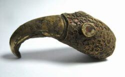 金属探知機でお宝を探していた男性ら、1400年前の遺物を発見