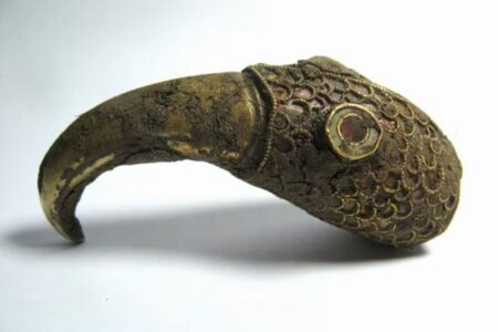 金属探知機でお宝を探していた男性ら、1400年前の遺物を発見