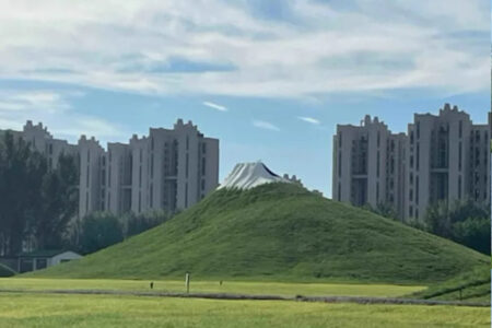 中国の観光地、丘を白く塗った富士山のレプリカで2千円近い入場料を取る