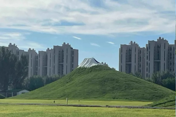 中国の観光地、丘を白く塗った富士山のレプリカで2千円近い入場料を取る