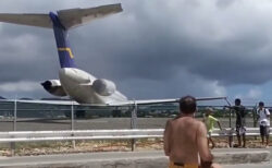 旅客機の写真を後ろから撮っていた人たち、エンジン噴射で吹き飛ばされそうに【動画】