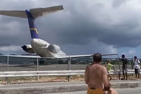 旅客機の写真を後ろから撮っていた人たち、エンジン噴射で吹き飛ばされそうに【動画】