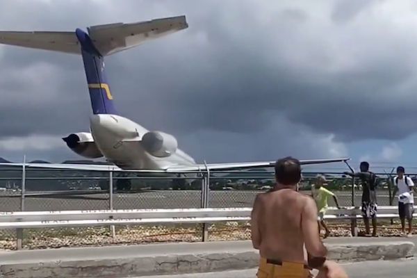 旅客機の写真を後ろから撮っていた人たち、エンジン噴射で吹き飛ばされそうに【動画】