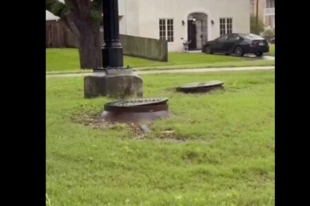 アメリカの町でいくつものマンホールが浮遊する怪現象、動画が話題に