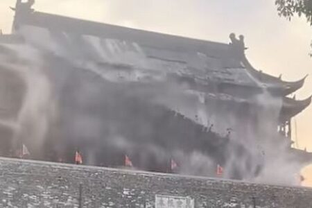 中国にある築650年の建物、観光客がいる中で屋根が突然崩落【動画】