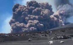伊のエトナ山で大規模噴火、迫る噴煙から人々が急いで逃げる【動画】