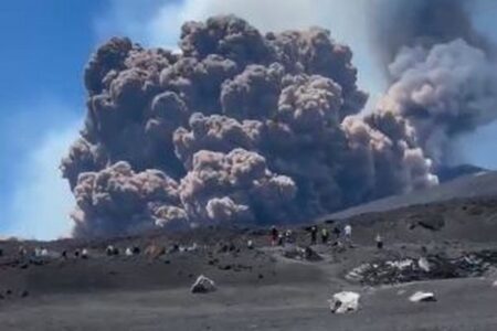 伊のエトナ山で大規模噴火、迫る噴煙から人々が急いで逃げる【動画】