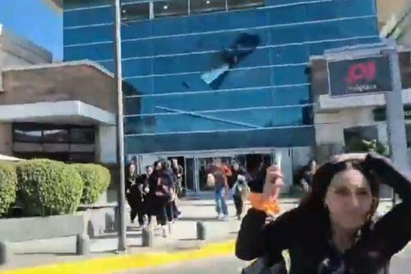 チリでM6.4の地震が発生、建物が大きく揺れ、人々が逃げる【動画】