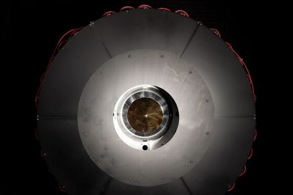 レーザーで電力を運ぶシステム、米軍が実験で新記録を樹立