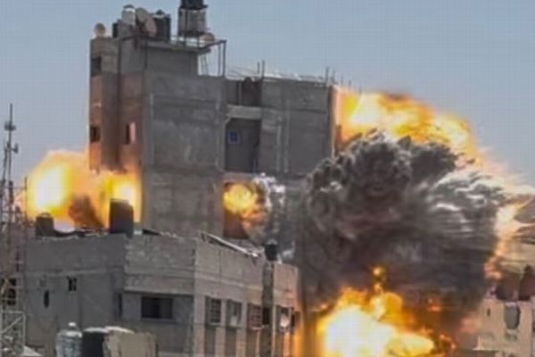 ガザ地区全域でイスラエル軍が50回も空爆、68人のパレスチナ人が死亡