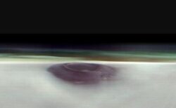 NASAの火星探査機が、地平線上に現れた巨大な火山を撮影