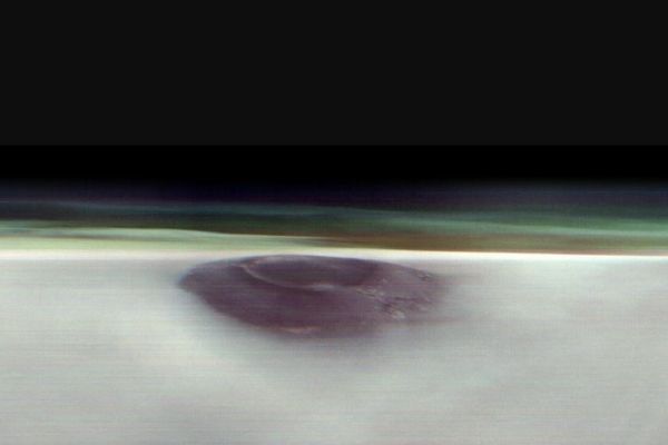 NASAの火星探査機が、地平線上に現れた巨大な火山を撮影