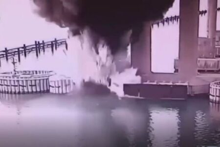 ウクライナ軍がクリミアとロシアを結ぶ橋を攻撃、水中で大爆発【動画】