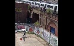 猛暑の中、電車に取り残された人々に、フード配達員が水のボトルを投げ入れる