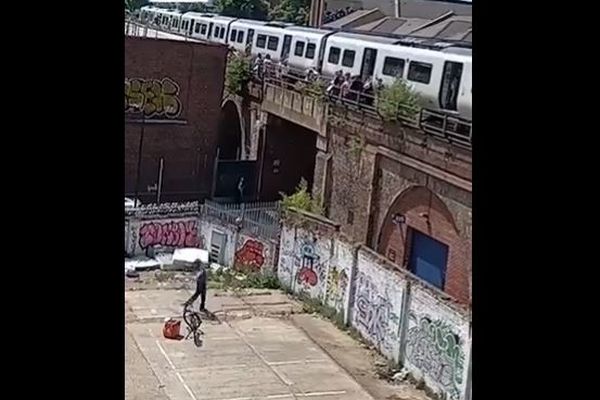 猛暑の中、電車に取り残された人々に、フード配達員が水のボトルを投げ入れる