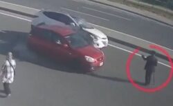 高速道路を横断しようとした男性、奇跡的に命拾いをする【動画】