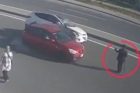 高速道路を横断しようとした男性、奇跡的に命拾いをする【動画】
