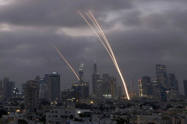 イスラエルとイランが攻撃の応酬、各地で被害の報告