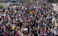 ロサンゼルスで移民取り締まりへの抗議デモが拡大、トランプ氏が州兵を派遣