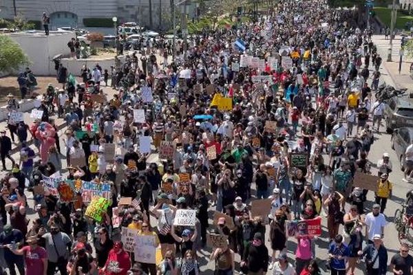 ロサンゼルスで移民取り締まりへの抗議デモが拡大、トランプ氏が州兵を派遣