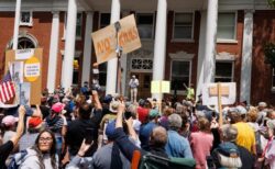 「王様はいらない！」軍事パレードを前に、全米各地で反トランプ・デモ