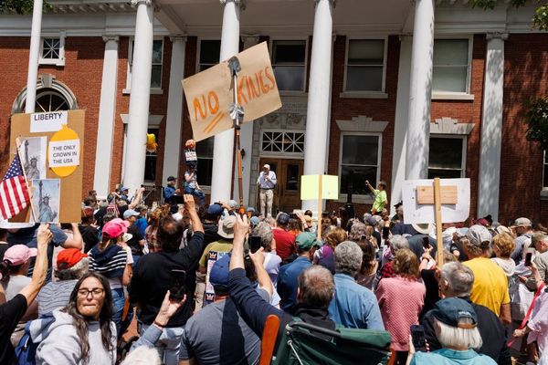 「王様はいらない!」軍事パレードを前に、全米各地で反トランプ・デモ