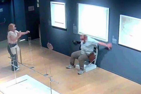イタリアの美術館に展示されていた「ゴッホの椅子」を、観光客が破壊