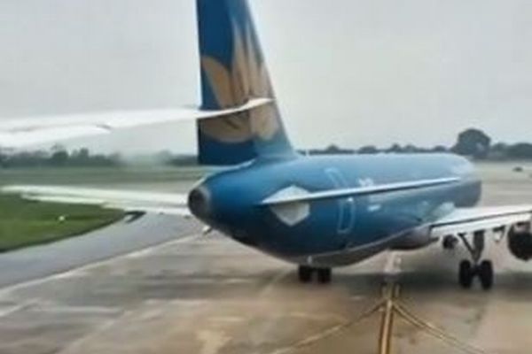 ベトナムで2機の旅客機が接触、主翼が尾翼を切り裂く【動画】