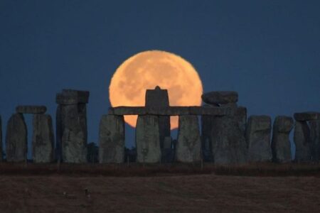 6月の満月「ストロベリームーン」が、11日に夜空に浮かぶ