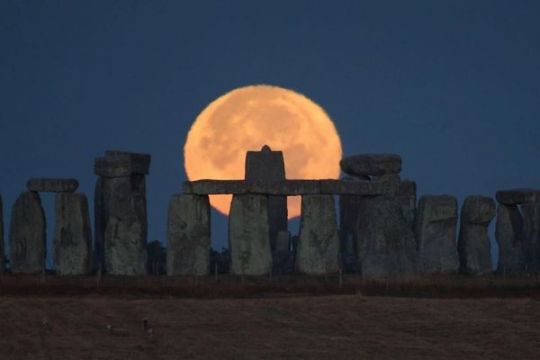 6月の満月「ストロベリームーン」が、11日に夜空に浮かぶ