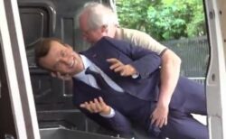 マクロン大統領の蝋人形、活動家により美術館から盗まれてしまう【動画】