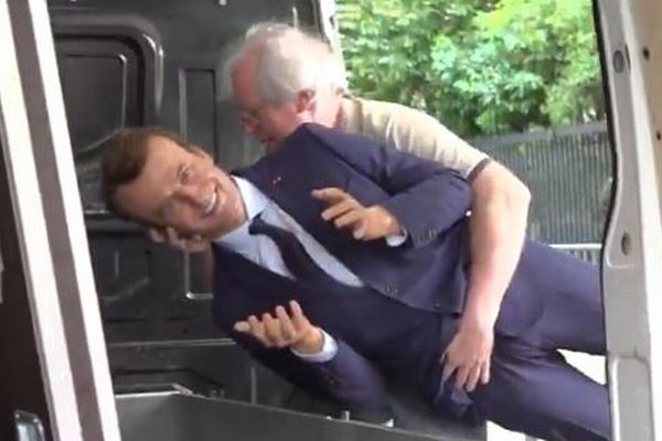 マクロン大統領の蝋人形、活動家により美術館から盗まれてしまう【動画】
