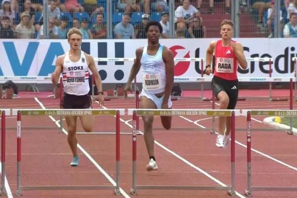 陸上の世界大会で、競技中に男子ハードル選手の性器が露出、見事優勝