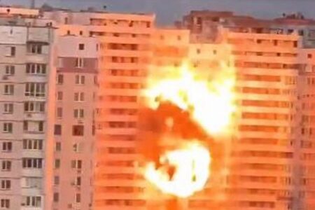 ロシア軍がウクライナの首都にミサイル攻撃、9階建ての住宅に直撃し、多数が死亡