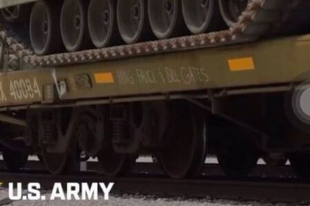 「ファウチとビル・ゲイツを吊るせ！」米陸軍の列車車両に書かれる