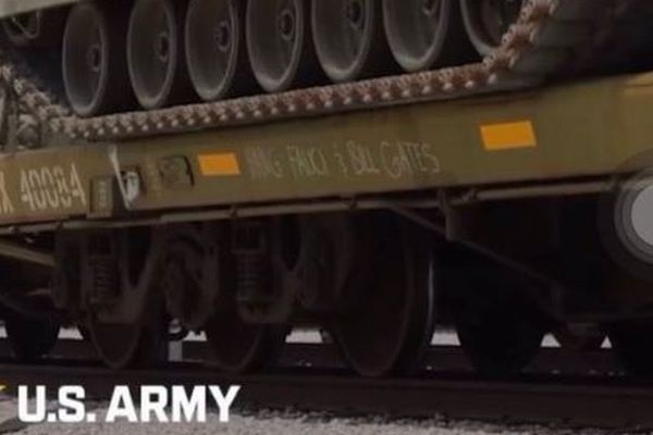 「ファウチとビル・ゲイツを吊るせ!」米陸軍の列車車両に書かれる