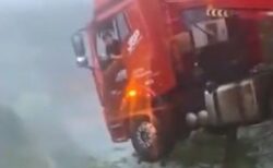 中国南部で大雨により橋が崩壊、トレーラーが落下寸前【動画】