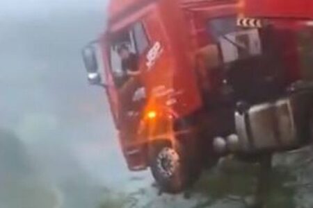 中国南部で大雨により橋が崩壊、トレーラーが落下寸前【動画】