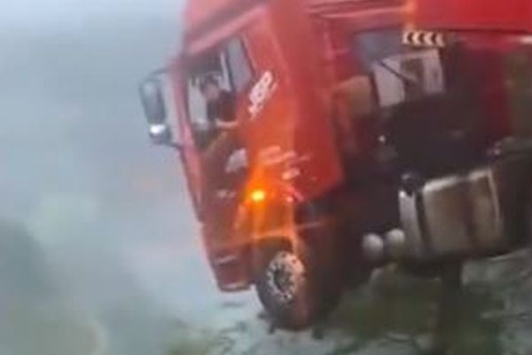 中国南部で大雨により橋が崩壊、トレーラーが落下寸前【動画】