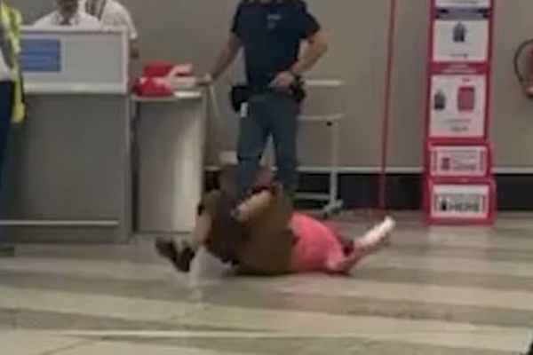 中国人の女性、イタリアの空港で床に倒れてダダをこねる【動画】