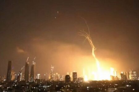 イラン軍がイスラエルに報復、約100発のミサイルで各地を攻撃