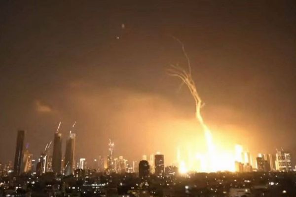 イラン軍がイスラエルに報復、約100発のミサイルで各地を攻撃
