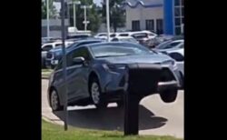 ミズーリ州の道路が猛暑で隆起、車が飛び上がってしまう【動画】