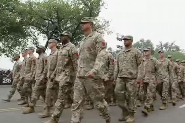 トランプ氏の軍事パレード、「精彩を欠いた」との声が上がる