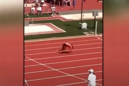 陸上ハードル走で女子選手がゴール直前に転倒、転がってゴール！【動画】