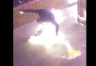 放火犯が失敗、自身が火だるまになって逃げ出す【監視カメラ映像】